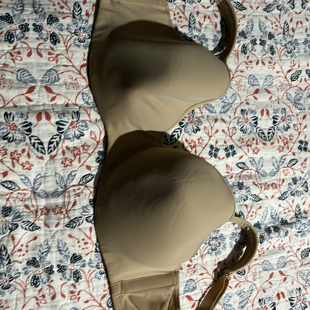 Woman’s bra tan color size 40F no tags not new